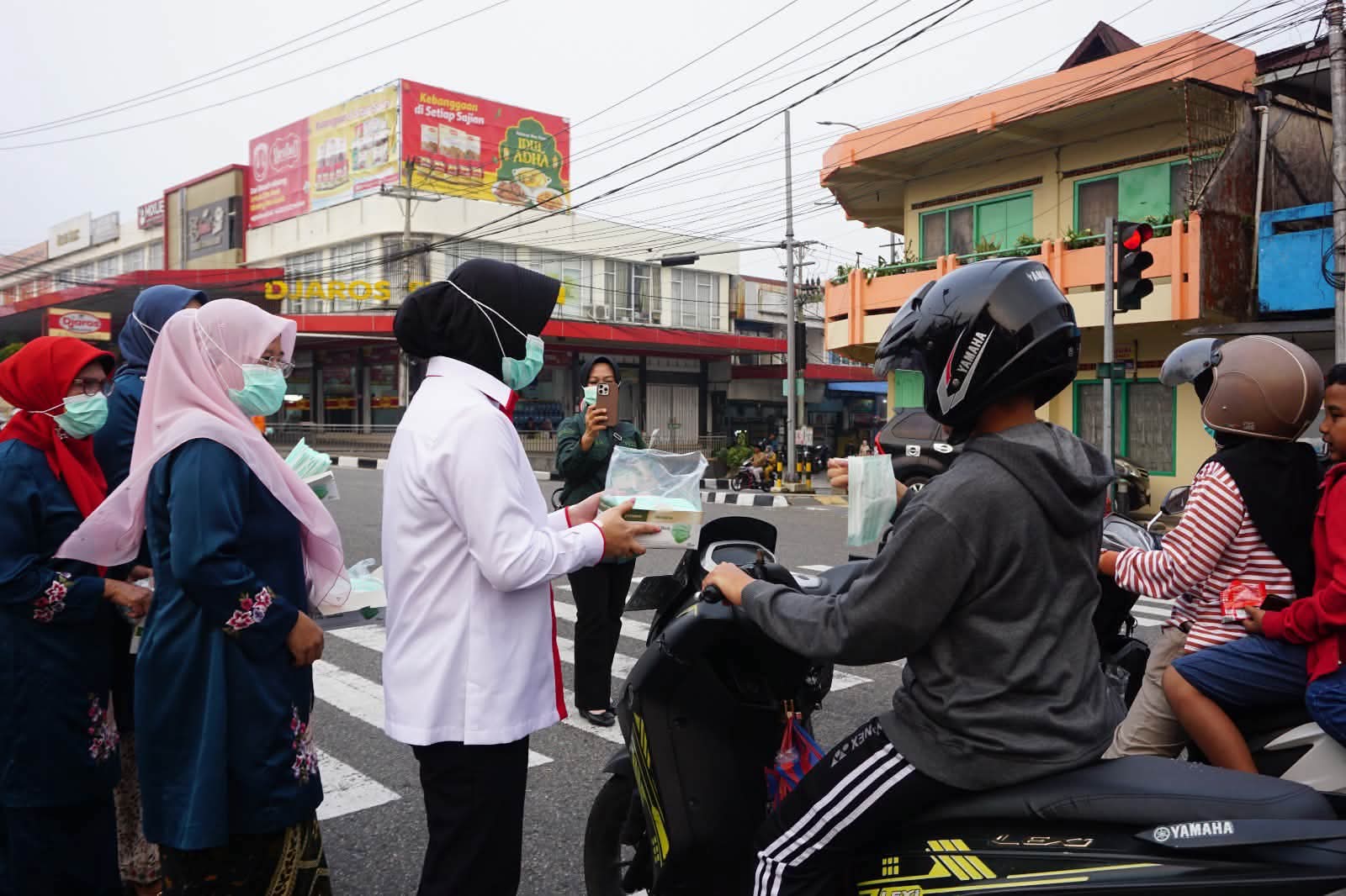 Ketua PMI Padang Panjang, saat bagikan masker pada warga.
